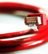 Ein rotes DSL Kabel