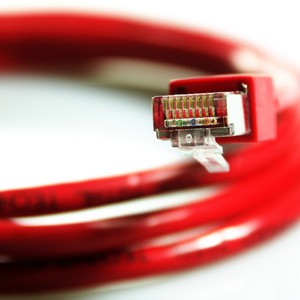 Ein rotes DSL Kabel