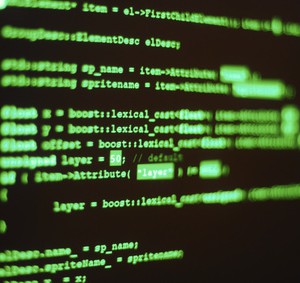 Comuterprogrammiercode auf einem Monitor