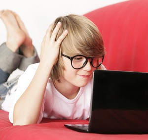 Ein kleiner Junge spielt auf seinem Netbook