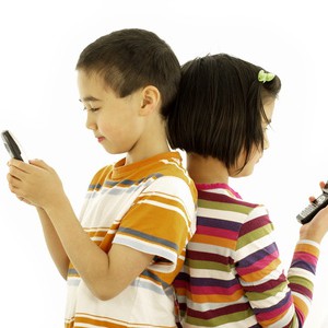 Kinder mit Handys