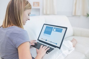 Frau auf der Couch, surft im Internet